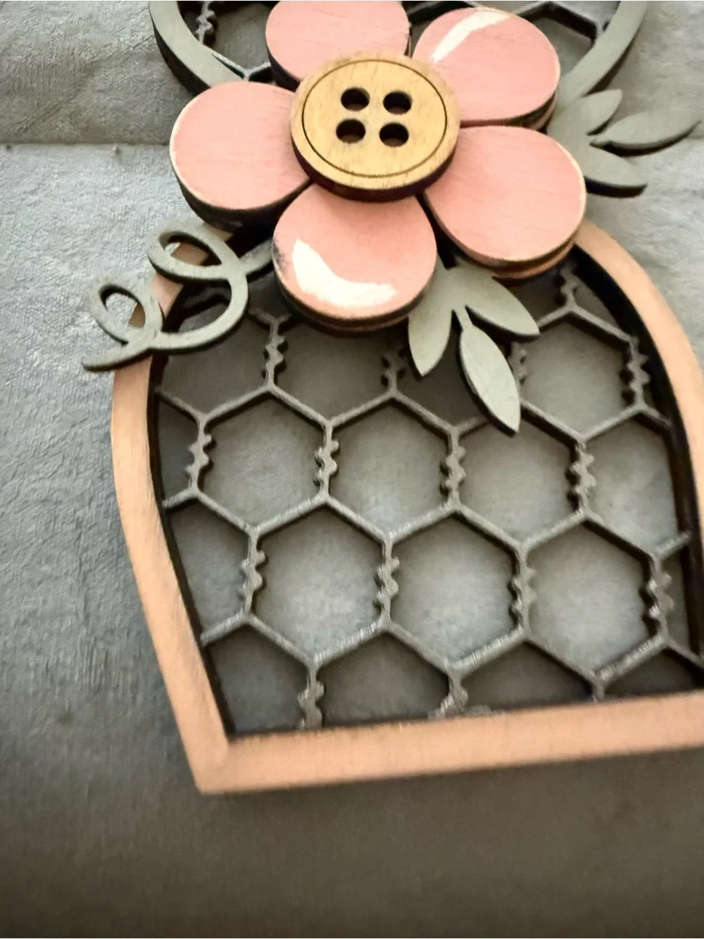 Wood  chicken wire carrot leaner home decor